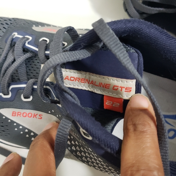 Brooks Adrenaline Gts 22 Running Shoe - Picture 8 of 13